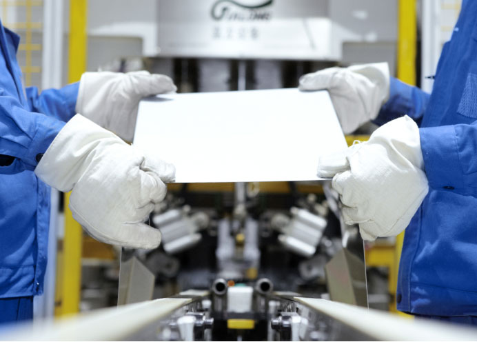 新浪网“致匠心?青动力”探访W66利来国际余杭工厂