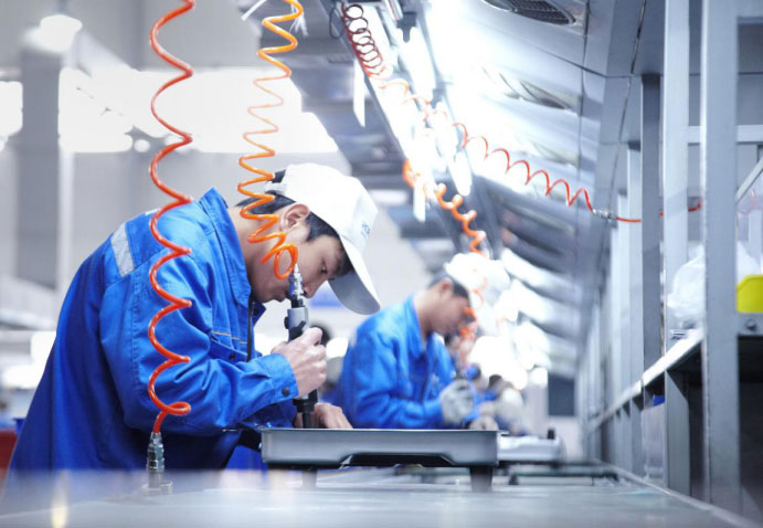 新浪网“致匠心?青动力”探访W66利来国际余杭工厂